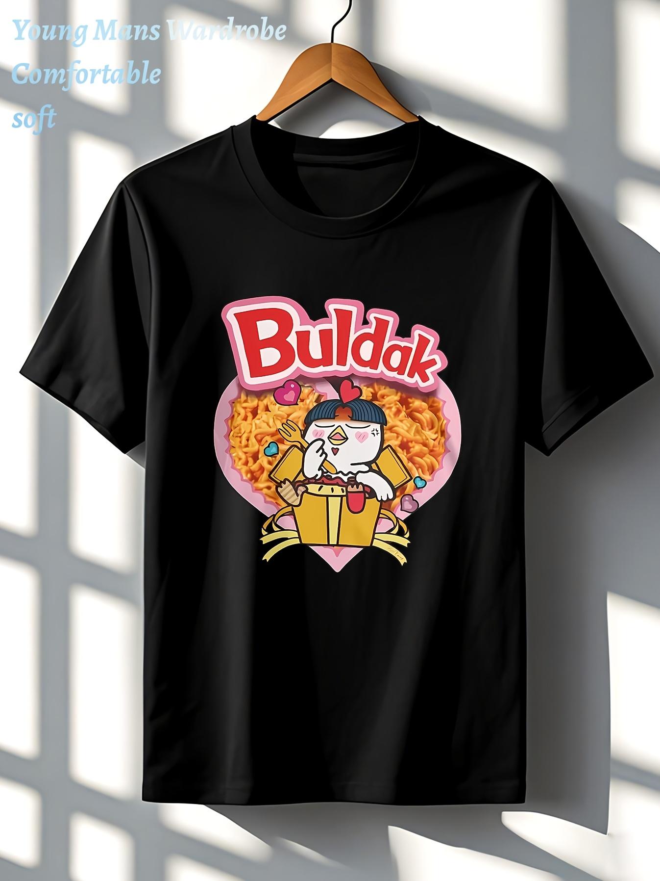 

Мужская футболка с лапшой Buldak Spicy Lamian и талисманом Buldak - Подходит для любителей еды и законодателей уличной моды - Мужская летняя... S разноцветный