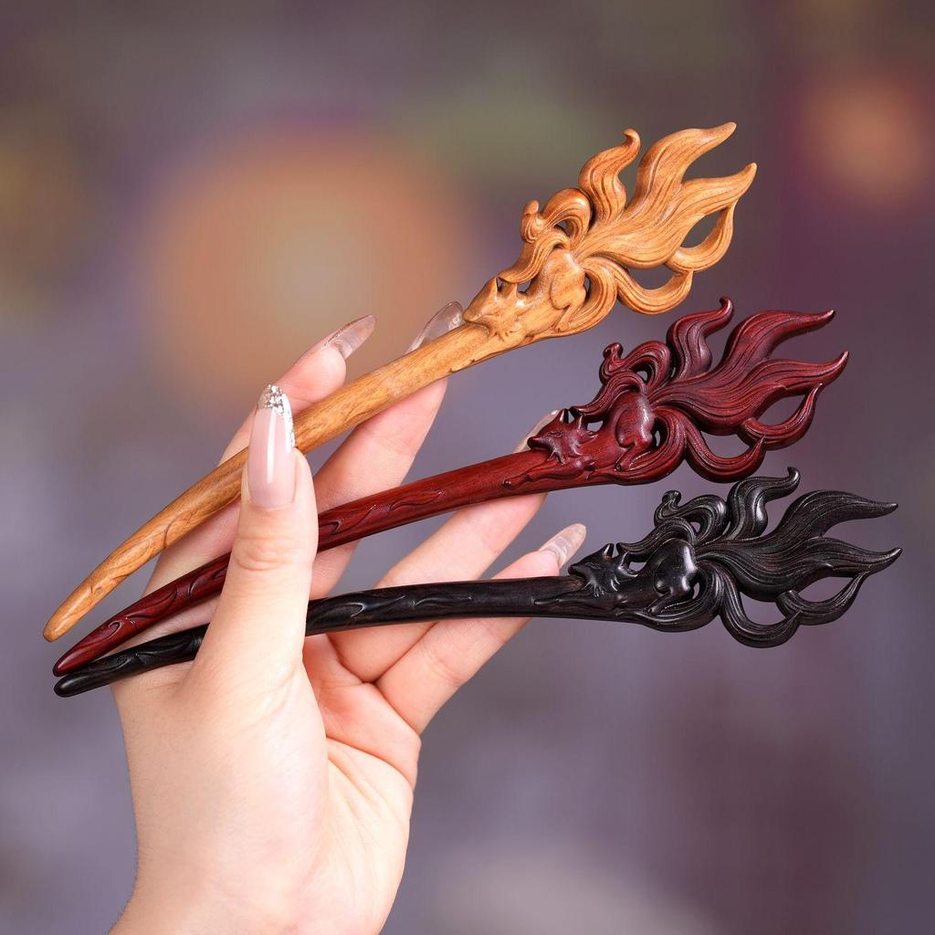 Élégante Broche à Cheveux en Santal Renard à Neuf Queues: Accessoire de chignon en bois sculpté double face style ancien exquis pour femmes