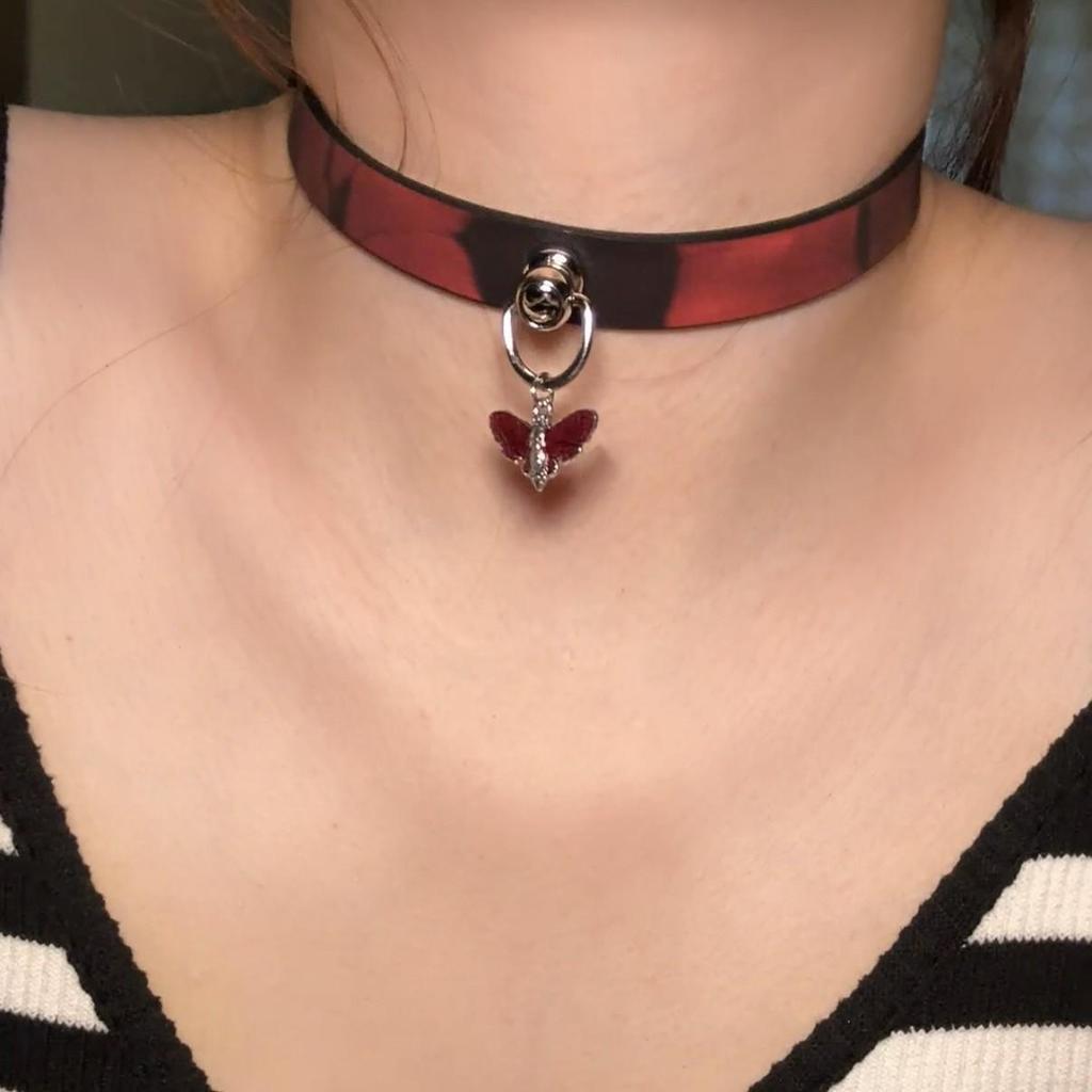 Chique Pittige Meisje Leren Bel Choker Ketting – Uniek Minderheidsontwerp