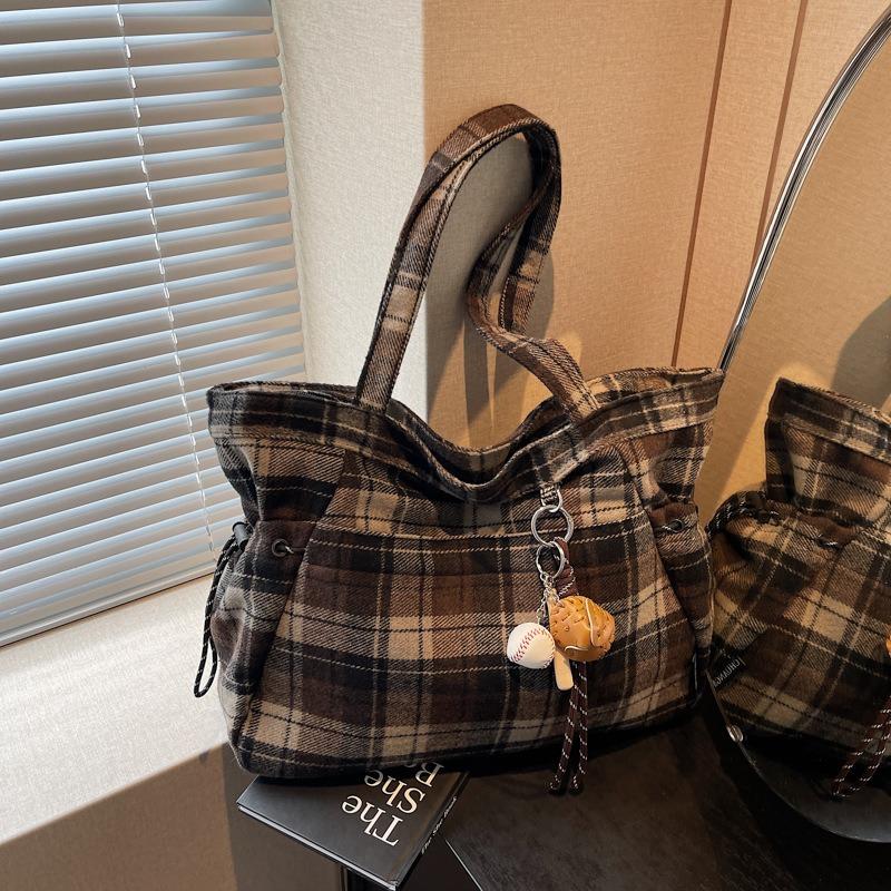 Plaid tote bag women's large-capacity new autumn and winter versatile pleated shoulder bag class commuter bag