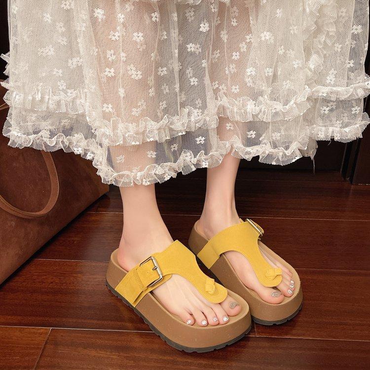 Koreansk version av nischade platåtofflor med klämma dam 2025 vår nya mode flip-flops strandsandaler