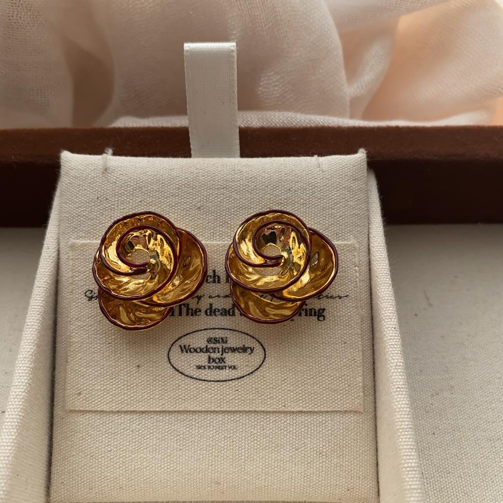 Three-Dimensional Gold Flower Pearl Stud Earrings Rose High-End Light Luxury Versatile Earrings Temperament French Retro