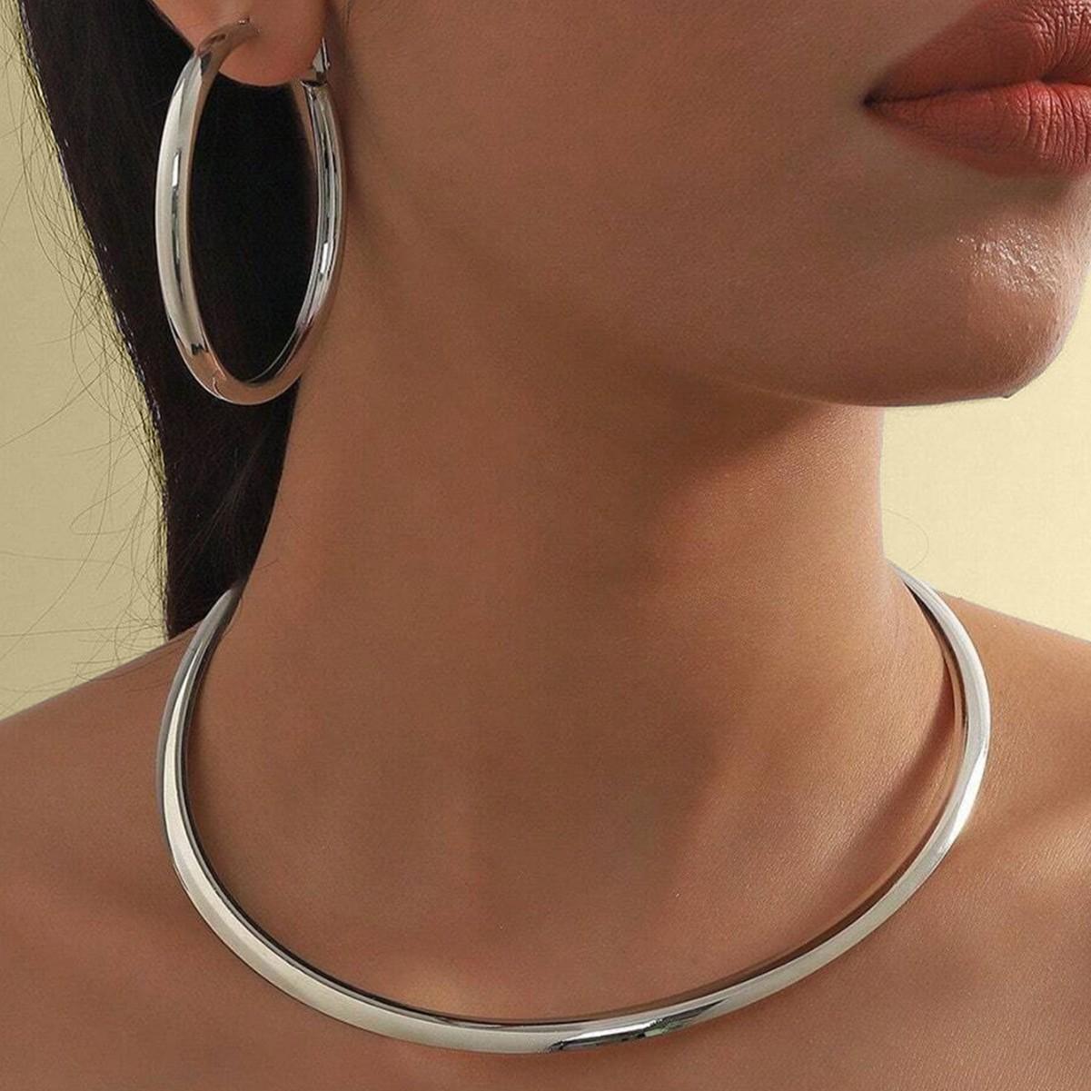 

Модный комплект из круглого воротника и сережек серебряный