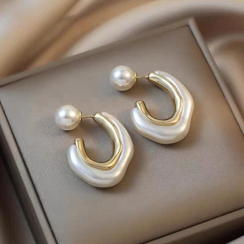Iridescent White Irregular Stud Earrings - 2024 Trend Faux Pearl Ear Jewelry