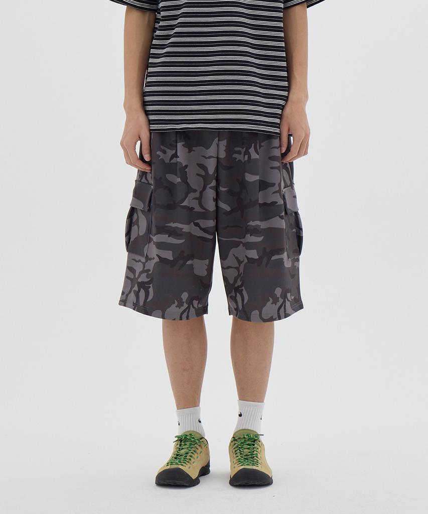 URBANAGE Bermuda Camo Wide Cargo Sweat Shorts_Charcoal