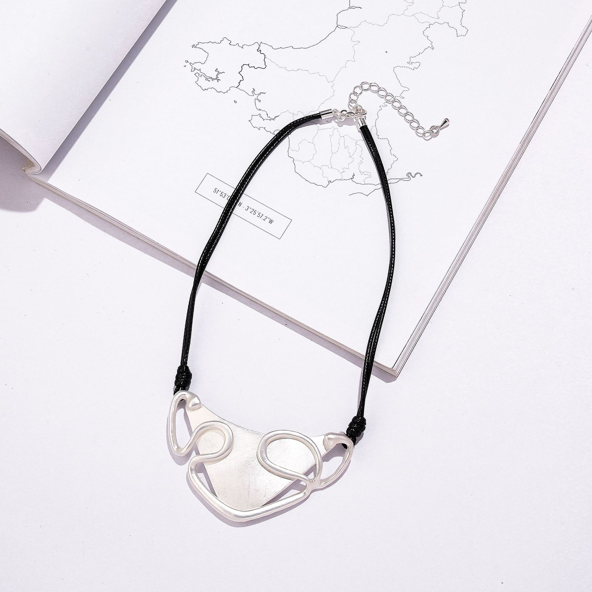 Accessories Fashion Atmospheric Geometric Contrast Color Temperament Women S Short Collarbone Chain Short Necklace