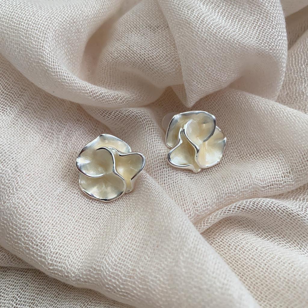 Light luxury fashion temperament camellia stud earrings high-end simple atmosphere earrings foreign style personality exquisite super popular earrings