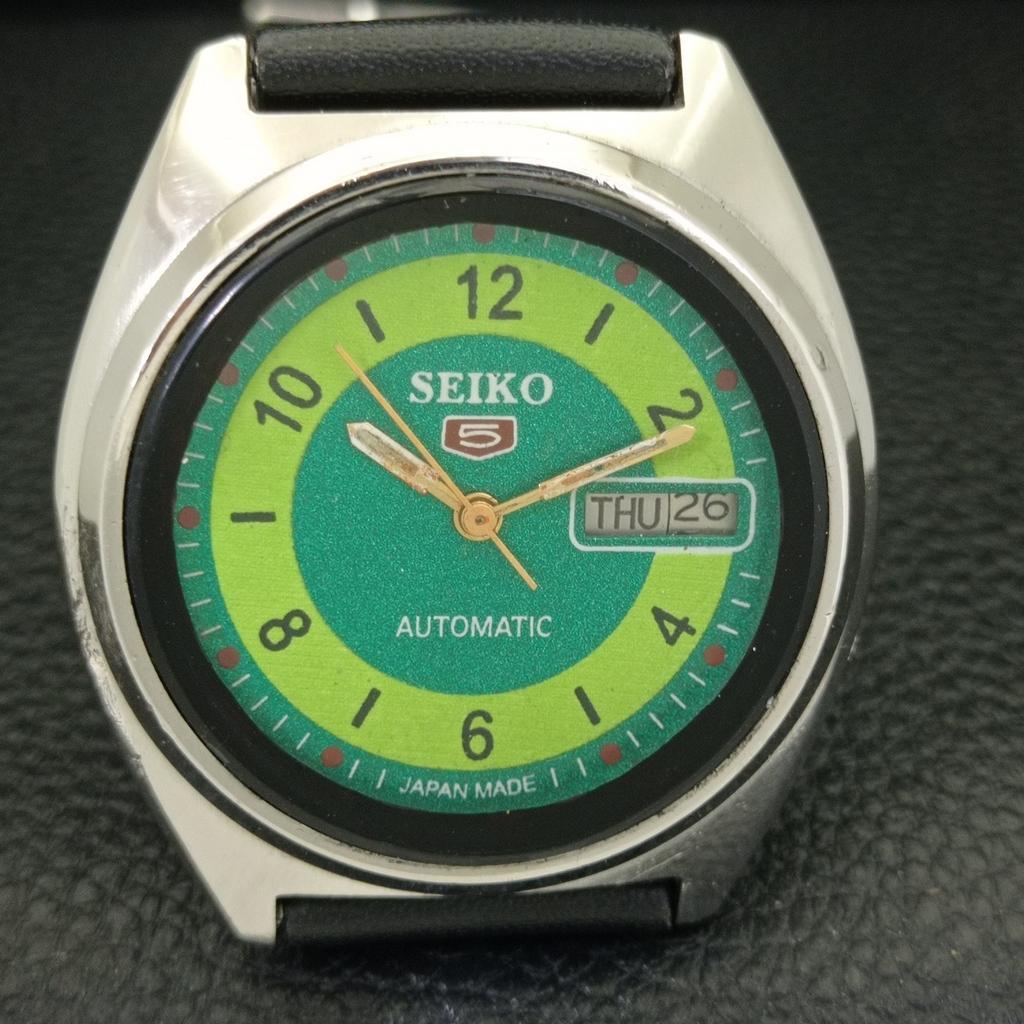 AUTOMATIC VINTAGE SEIKO 5 JAPAN 7009A MENS GREEN COLOR DIAL WATCH a702097-5 R208-a702097