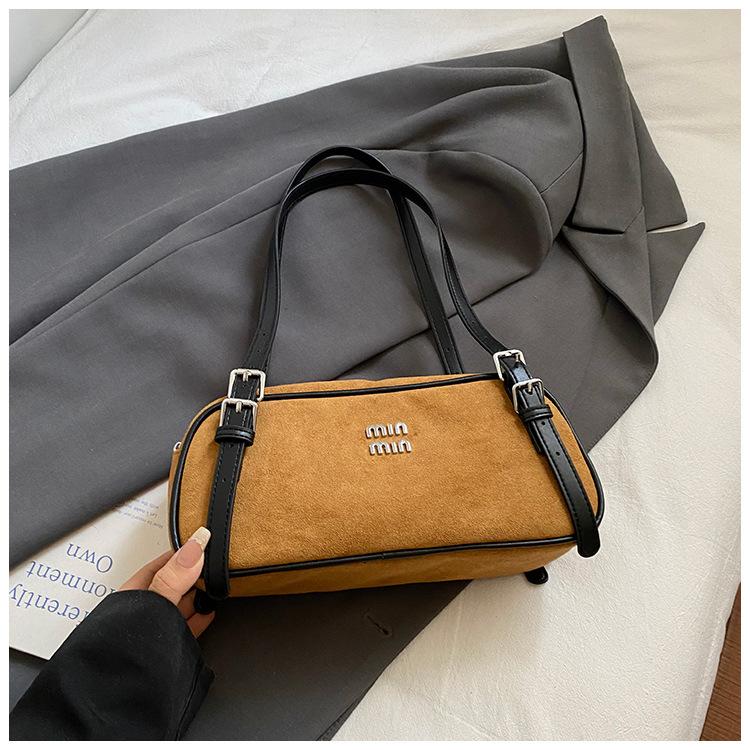 

Универсальная замшевая сумка-багет под мышкой женская 2025 новая модная матовая сумка-подушка модная дорожная сумка через плечо коричневый