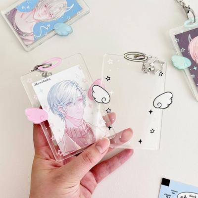 Akrylový držák na ID kartu s andělskými křídly a hvězdami