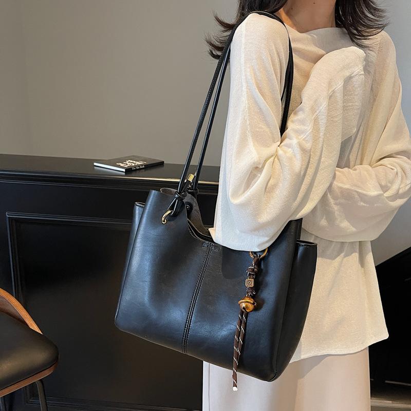 Large-capacity versatile three-fold extra-large bag, women's autumn and winter advanced texture commuter portable shoulder bag