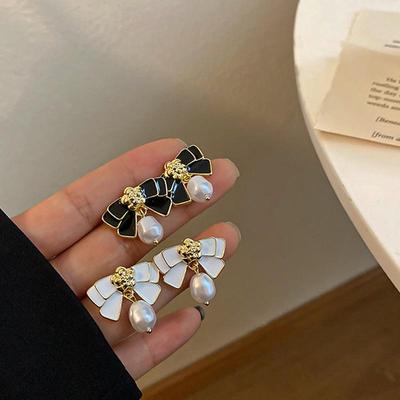 Trendige Schwarze Weiße Emaille Öl Schleife Tropfenohrringe Für Frauen Elegante Imitation Perlen Hängeohrringe Hochzeit Party Schmuck Geschenk