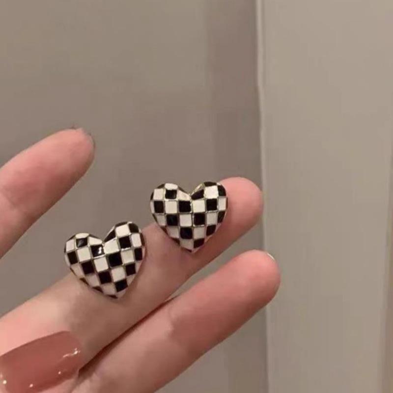 Checkerboard Heart-shaped Small Versatile Earrings