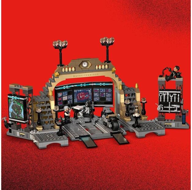 LEGO DC Batman 76183 Batcave: Duel with the Man with Hands