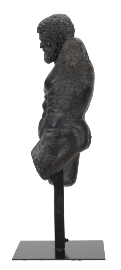 Múzeum sochárstva Muž Cm 26X22X57,5