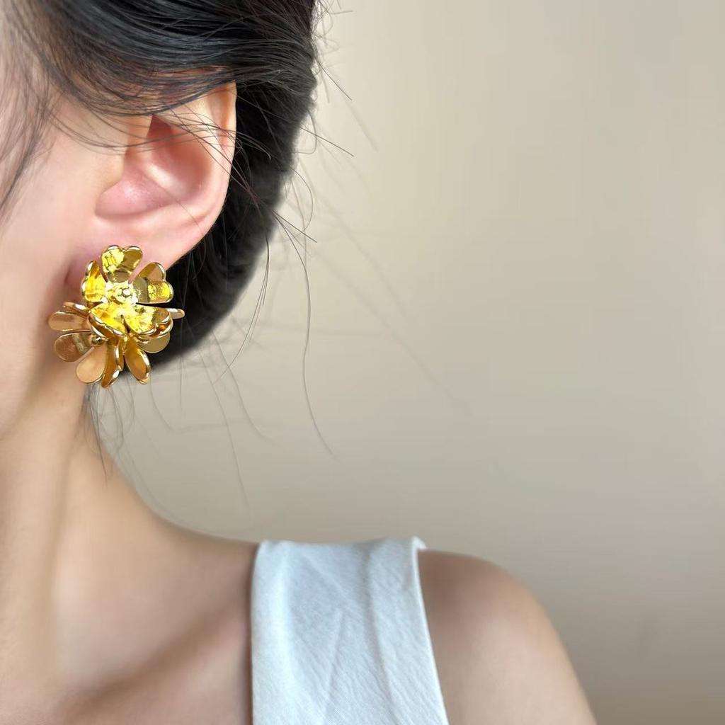 Beautiful Retro Light Luxury High Sense French Three-Dimensional Petal Metal Flower Earrings Temperament Light Luxury Stud Earrings Women