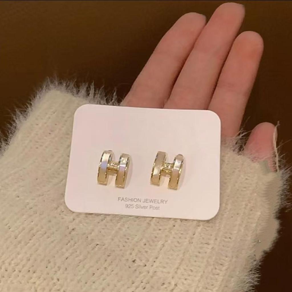 Minimalist French Drop Earrings: Retro, Sweet, Versatile Design with Light Luxury and Unique Personality