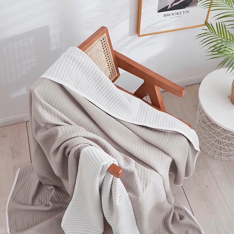 Fangwang Tangna All-Season Silk Blend Quilt