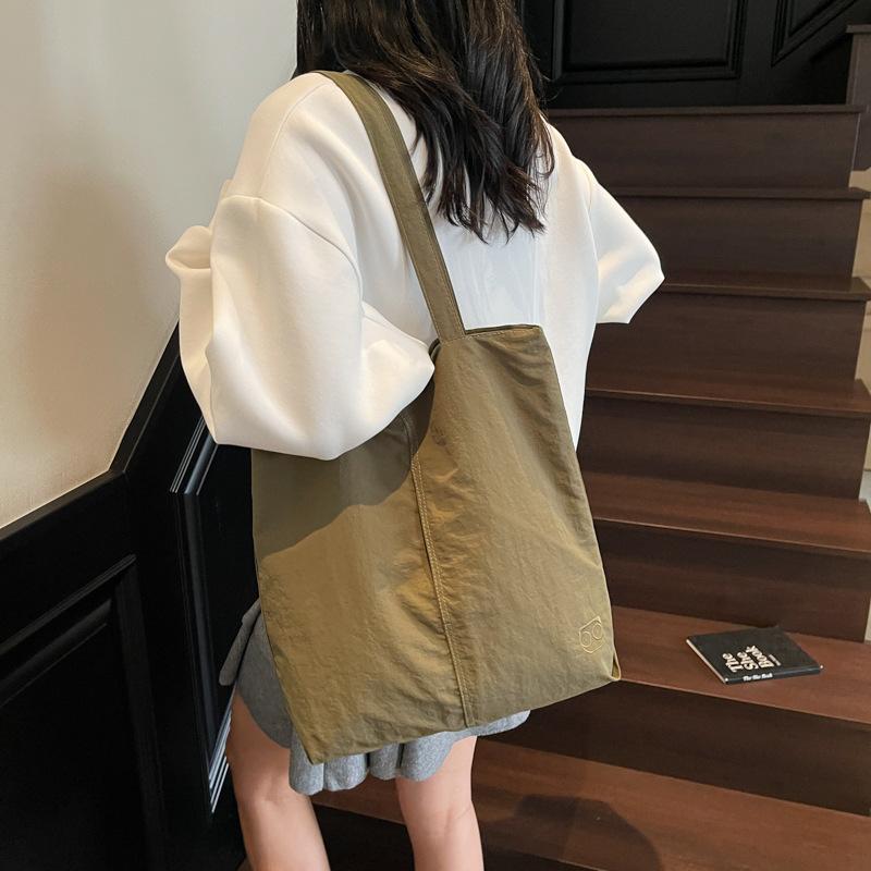 Simple and fashionable Korean version of casual ultra-light and versatile large-capacity nylon cloth shoulder bag tote bag women's commuter bag