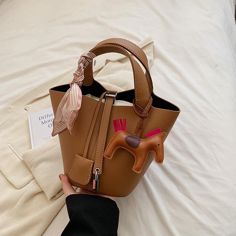 Premium bag, silk scarf pendant, child and mother contrasting color bucket bag, small lock, portable women's bag