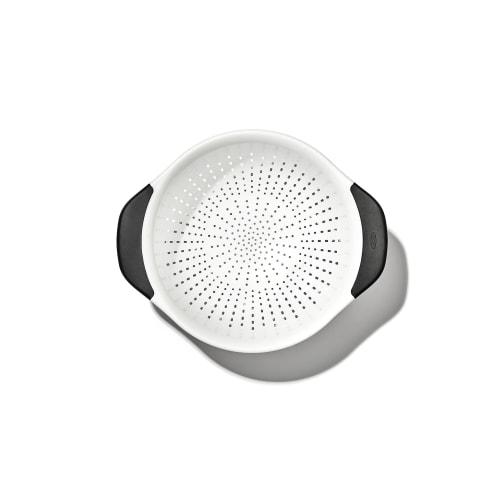 OXO 3-Quarter Plastic Colander with Legs, White, with Efficient Draining Design