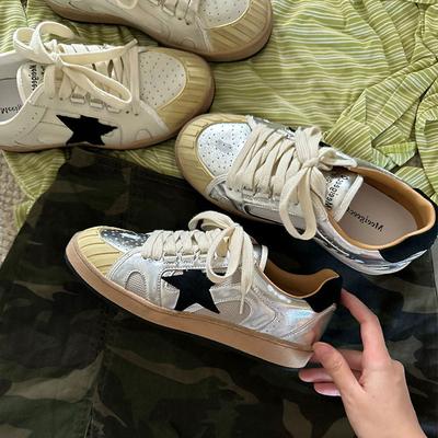 Weiches Leder kleine weiße Schuhe weibliche Stars Retro alte kleine schmutzige Schuhe 2025 neue Mode vielseitige lässige Board-Schuhe deutsche Trainingsschuhe