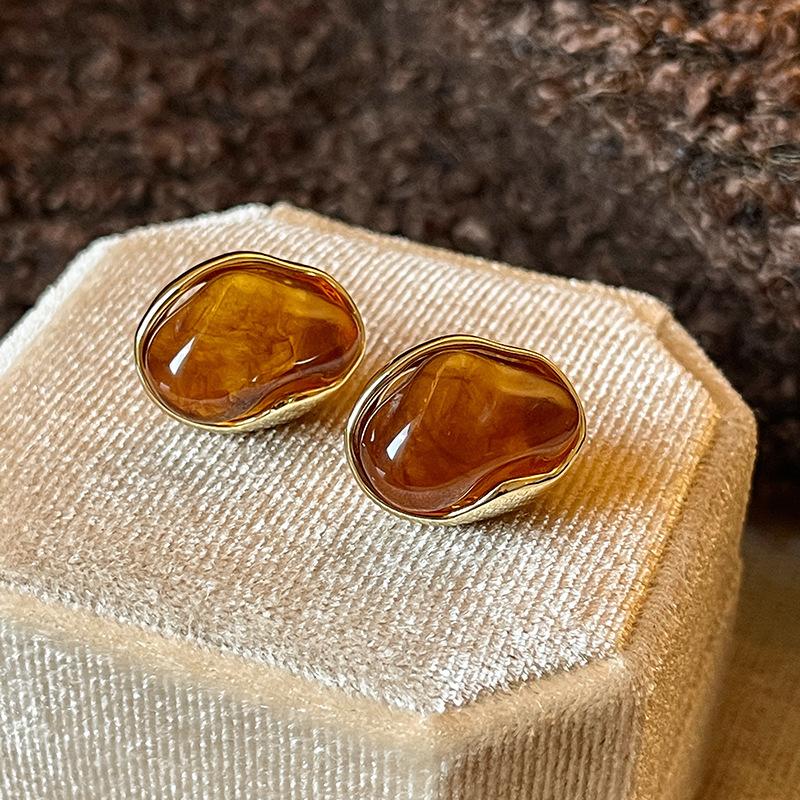 Irregular Amber Color Geometric Women's Stud Earrings Brown Imitation Stone Acrylic Small Earrings for Ladies 2025 New In