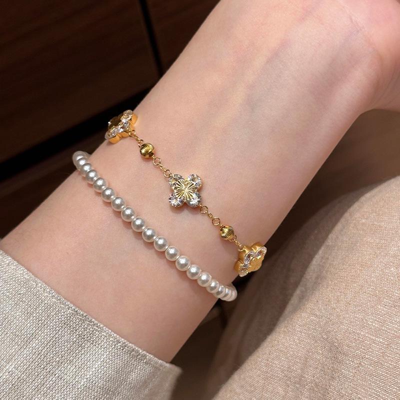 Xiaohongshu Golden Crushed Ice Laser Four-Leaf Clover Bracelet - Vintage Luxurious Stackable Hand Jewelry