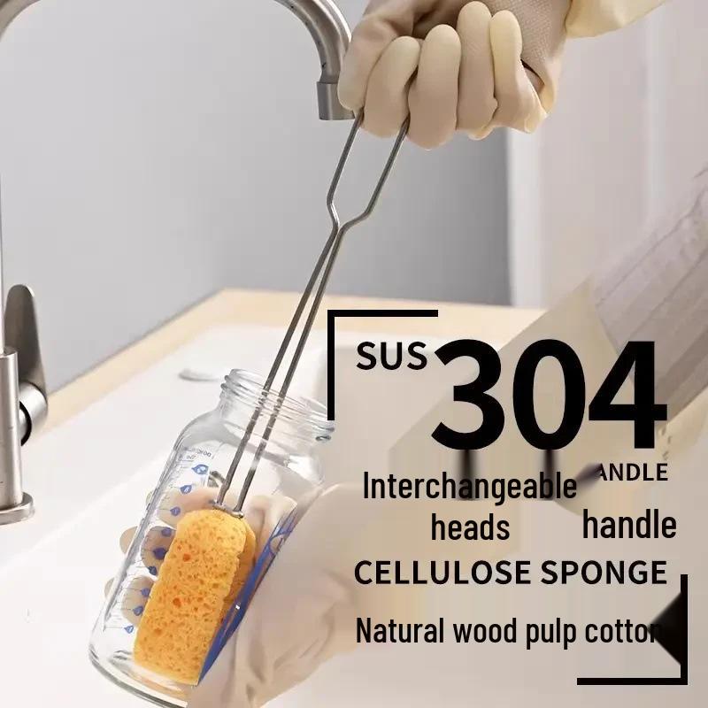 Kuchyňský kartáč s dlouhou rukojetí a houbičkou z dřevité buničiny na hrnky, hrnce a nádobí