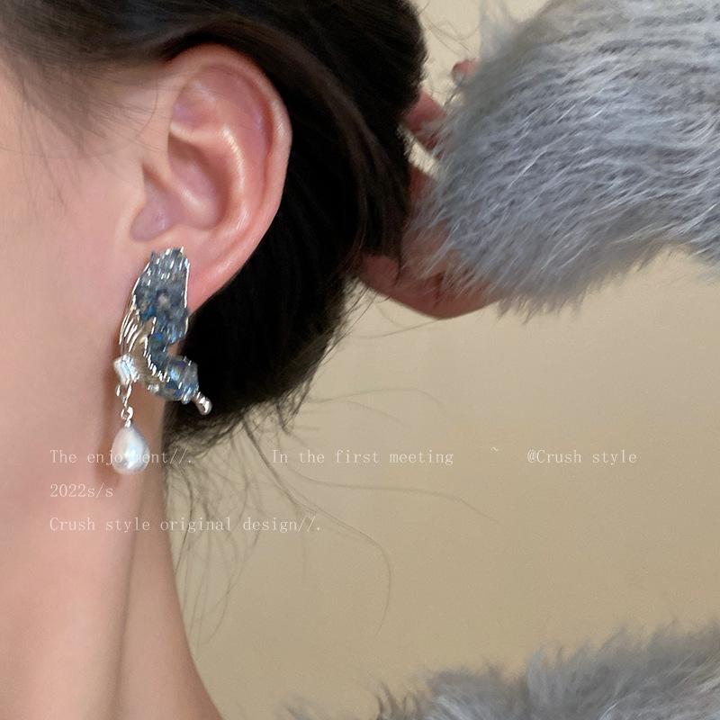 Super fairy butterfly wings pearl stud earrings female tide autumn and winter niche design senior earrings light luxury temperament ear jewelry
