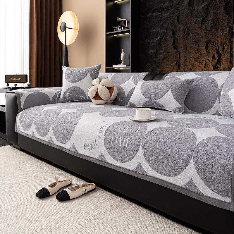 

Half-Edge Velvet Straight-Breasted Leather Sofa Pad Is Universal In All Seasons New Non-Slip And Anti-Cat Scratch A Whole Sofa Cover Towel 70*70cm