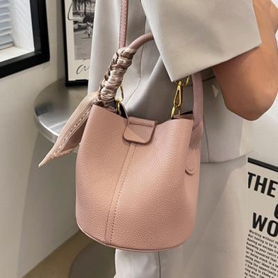 Hochwertige strukturierte Mini-Beuteltaschen, modische Umhängetasche aus weichem Leder mit Haspe für den täglichen Pendlergebrauch