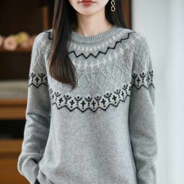 

Women s Off-White Wool Pullover Sweater - Autumn/Winter Fashion, Loose Fit, Versatile Knit M