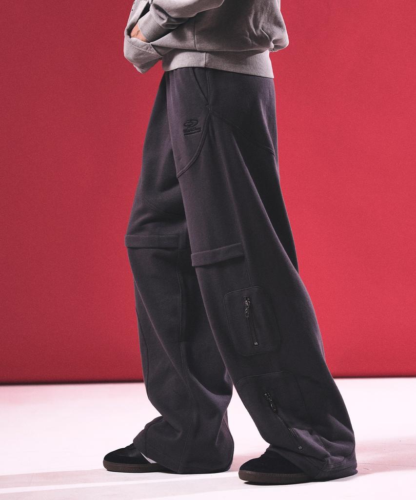 TRAVEL Curved Line Cargo Sweatpants Charcoal