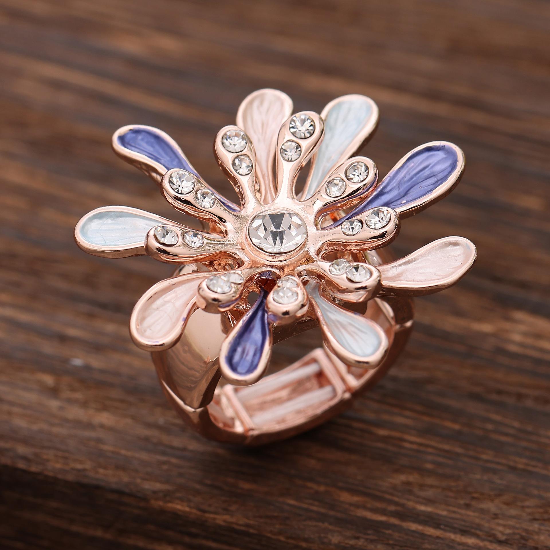 

Новый цвет, расписанный масляной краской, бриллиант в оправе, в сочетании с эластичным кольцом с цветком, модное и высококлассное женское универсальное кольцо