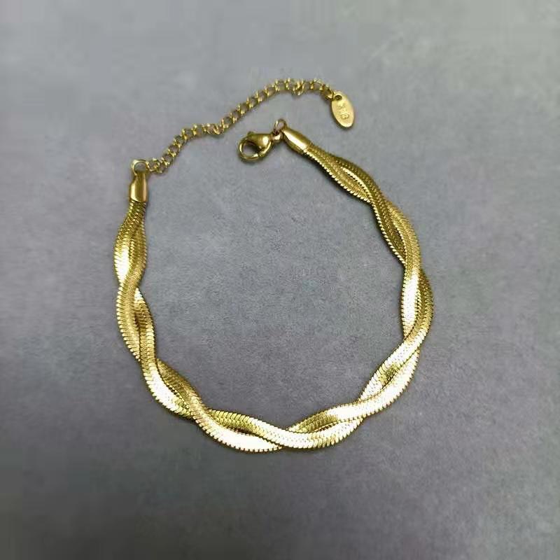 Moda Europeo-Americana Collana a Strati con Catena Piatta a Maglia Serpente a Tre Strati per Donna - Catena Clavicola con Croce in Metallo