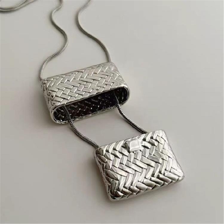 Elegant Long Necklace with Woven Bag/Water Bottle Pendant Adjustable Length Neckchain Gift for Fashion Enthusiasts