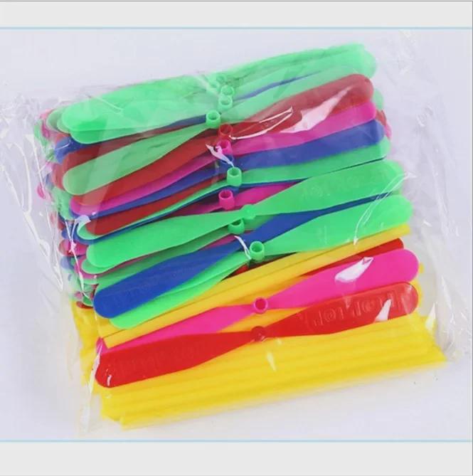 

Классическая ностальгическая летающая фея, бамбуковая стрекоза, толкаемая рукой