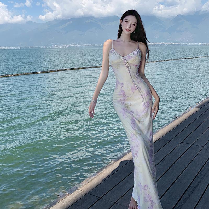 

Женское платье-комбинация в цветочек, с акцентом на талию и тонким воротником, с открытыми плечами, облегающее бедра S