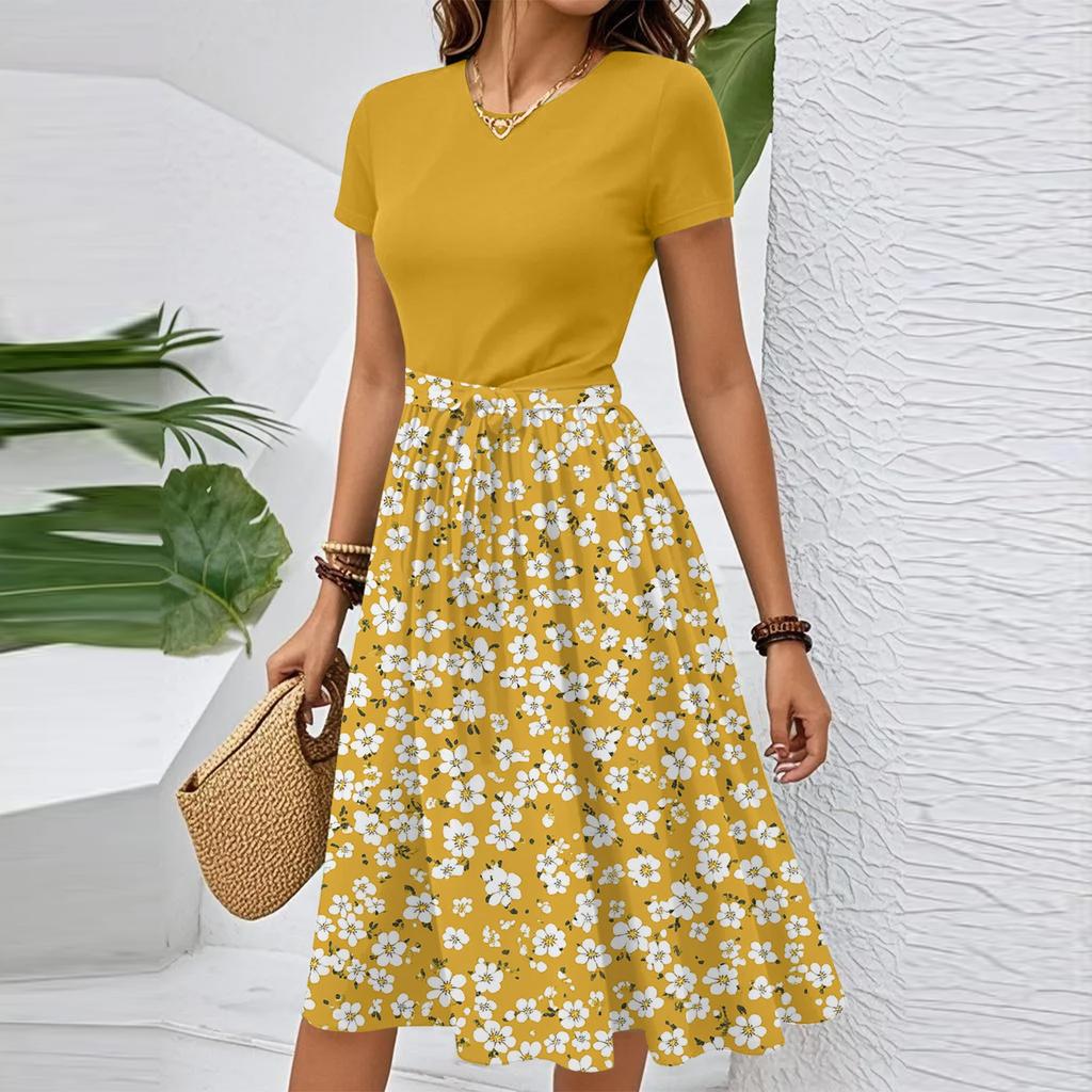 Damekleskjole med belte, avslappet mote, blomsterprint, korte ermer, rund hals, elegant