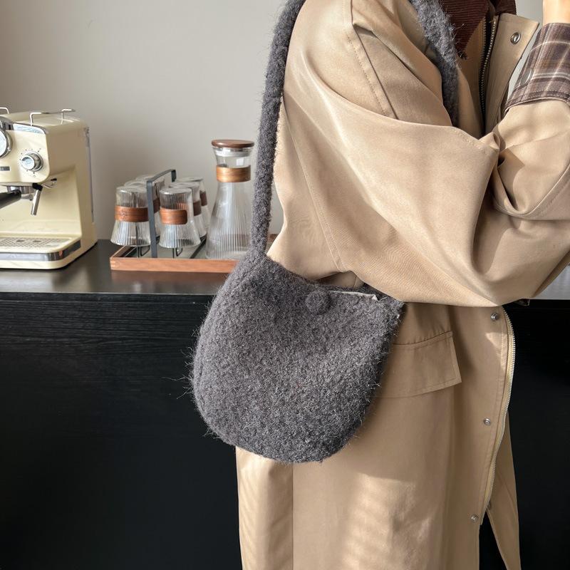 New Cute Plush Bag Autumn and Winter Fashion Versatile Women's Shoulder Bag Solid Color Simple Going Out Messenger Mobile Phone Bag