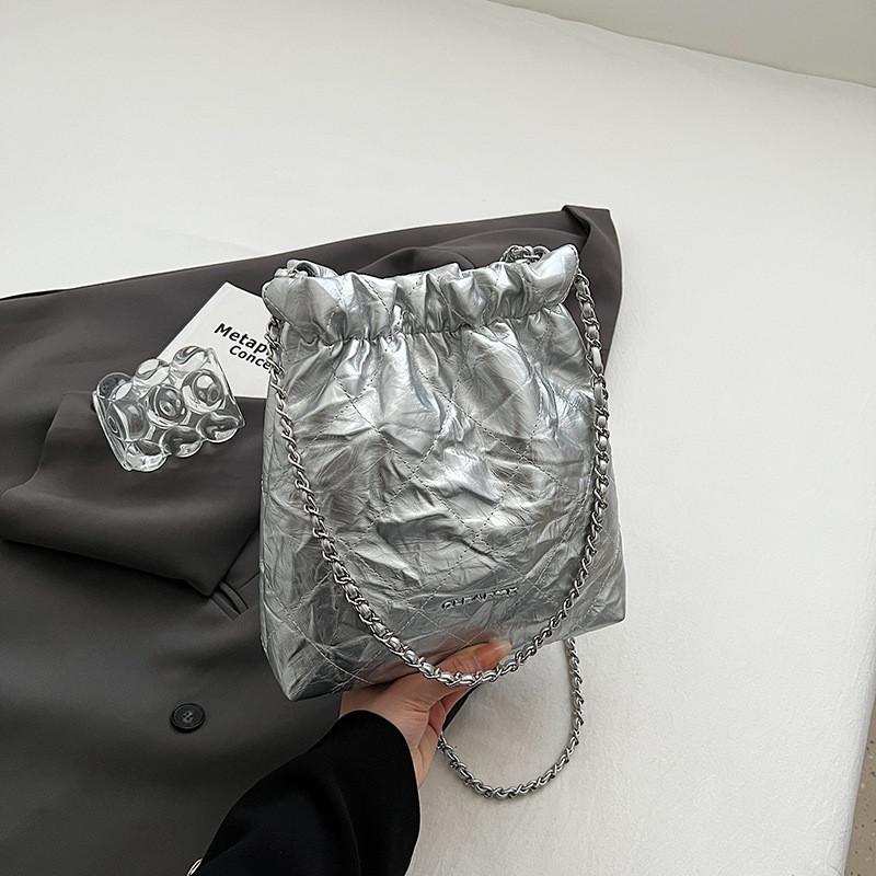 

2023 New Winter Women s Handbag With Folded Design And Chic Car Line Element срібний