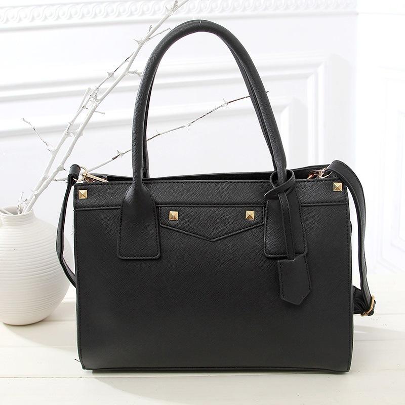 Jauna sieviešu soma ličī raksta pārnēsājama piepilsētas plecu kurjera soma