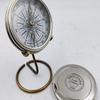 Gedichtkompass aus silbernem Messing, 7,6 cm, mit schönem Präsentationsständer. Ein perfektes Schreibtischaccessoire und eine schöne Ergänzung zu einer nautischen Kollektion