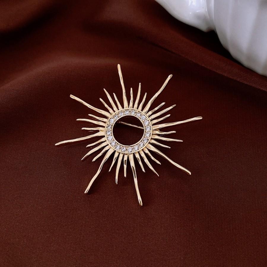 Średniowieczna Vintage Broszka z Kontrastującą Pszczołą Inkrustowana Diamentami Retro Lekki Luksus High-endowa Korsaż Wykwintne Wszechstronne Dodatki Kobiety