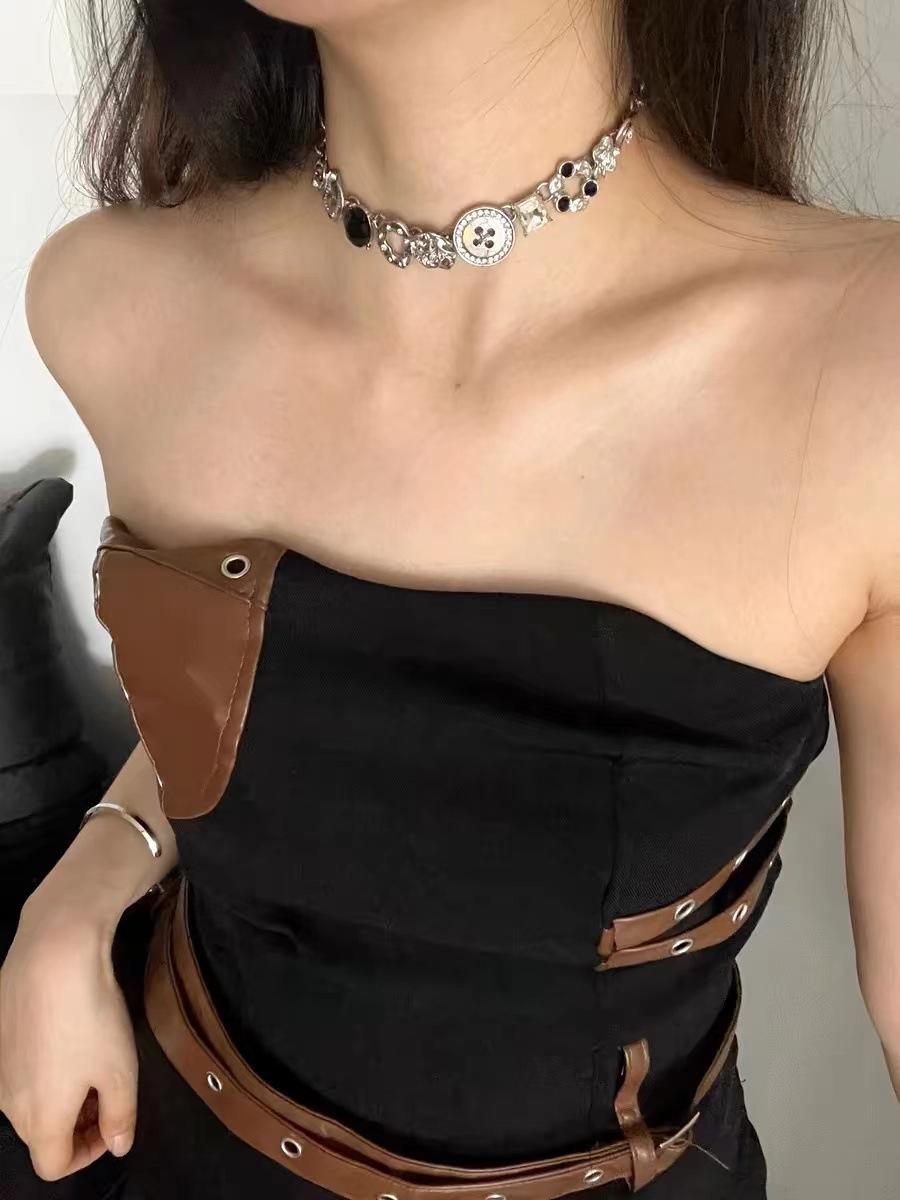 

Sweet and cool white button necklace, retro and exquisite clavicle chain