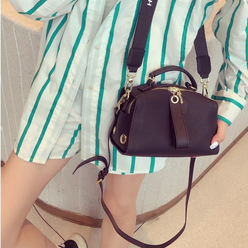 2026 New Leather Women's Bag Square Foreign Style Pillow Bag Versatile Fashion Temperament Portable Shoulder Bag Cross-border Wholesale