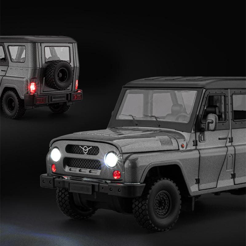 1/18 UAZ Hunter SUV Alloy Car Model Diecast Metal Off-road Vehicle Car Model Simulation Sound and Light Collection Kids Toy Gift