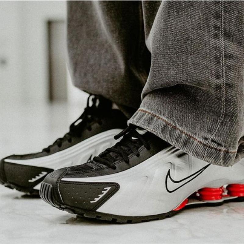 Nike Shox R4 Sneakers Metallic Silver Red Hq1988 002