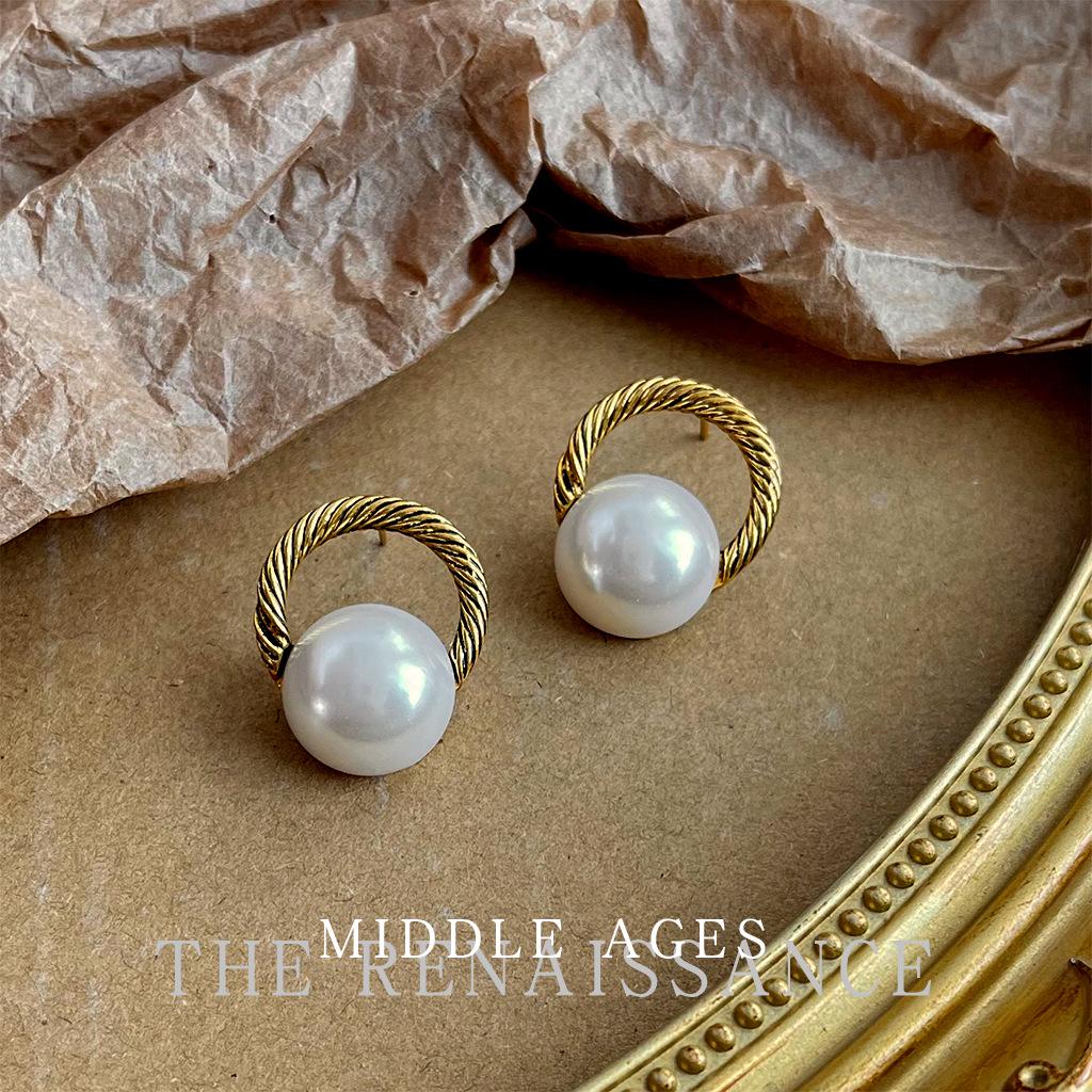 Pre-Owned Baroque Pearl Floral Stud Earrings: Vintage French Retro Light Luxury Jewelry